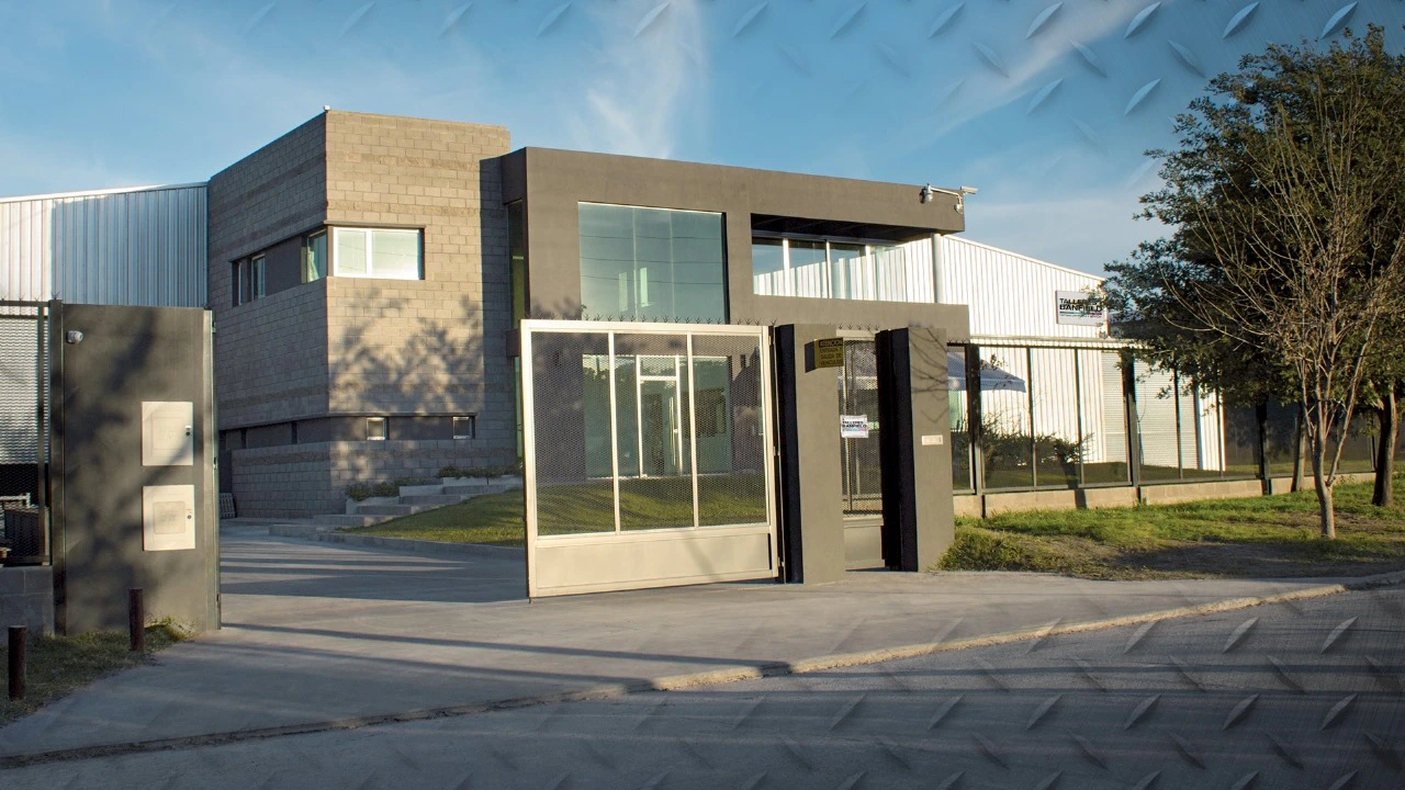 Frente de la fábrica